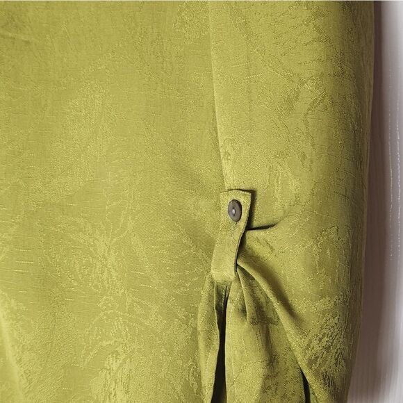 Chico's 1 100% Silk MustardGreen LeafsPrintRolltabSlv ButtonUp Women's Top Shirt - Picture 3 of 7